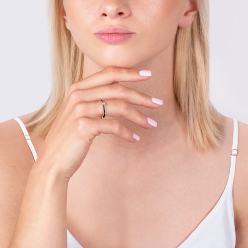 Pierścionek zaręczynowy Pure: czarne złoto, diament w szlifie łezka